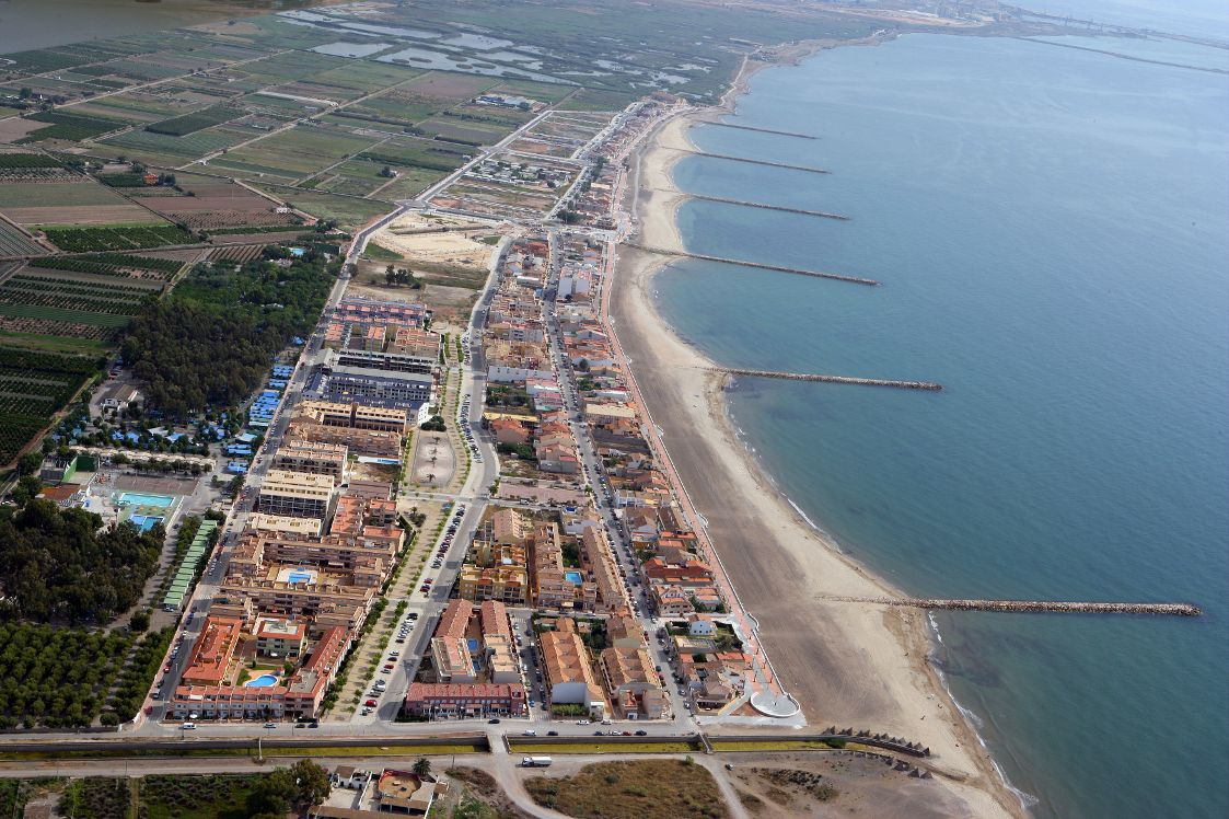 Vista aérea de la costa de Puçol: playas, espigones y zona residencial junto al mar