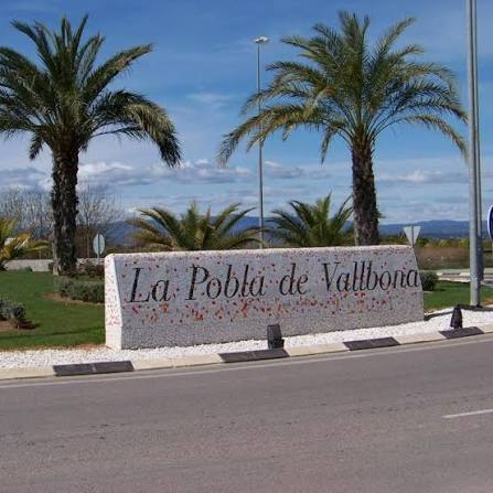 Entrada a La Pobla de Vallbona con el rótulo del municipio entre palmeras, Camp de Túria, Valencia