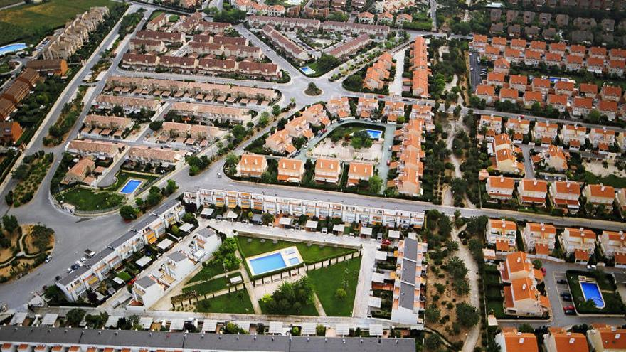 Vista aérea de una urbanización residencial con adosados y piscina en Bétera, Valencia