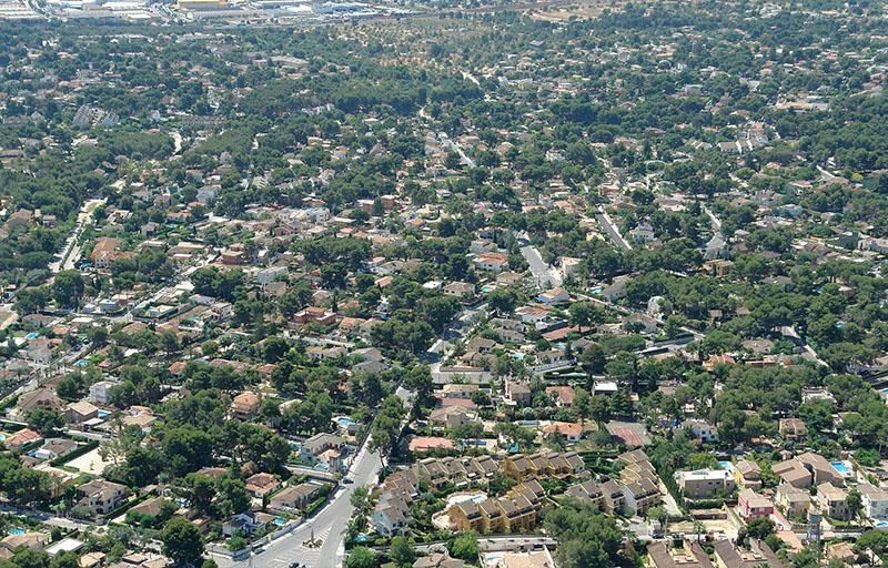 Vista aérea de urbanizaciones de chalets con parcela y pinada en La Cañada (Paterna)