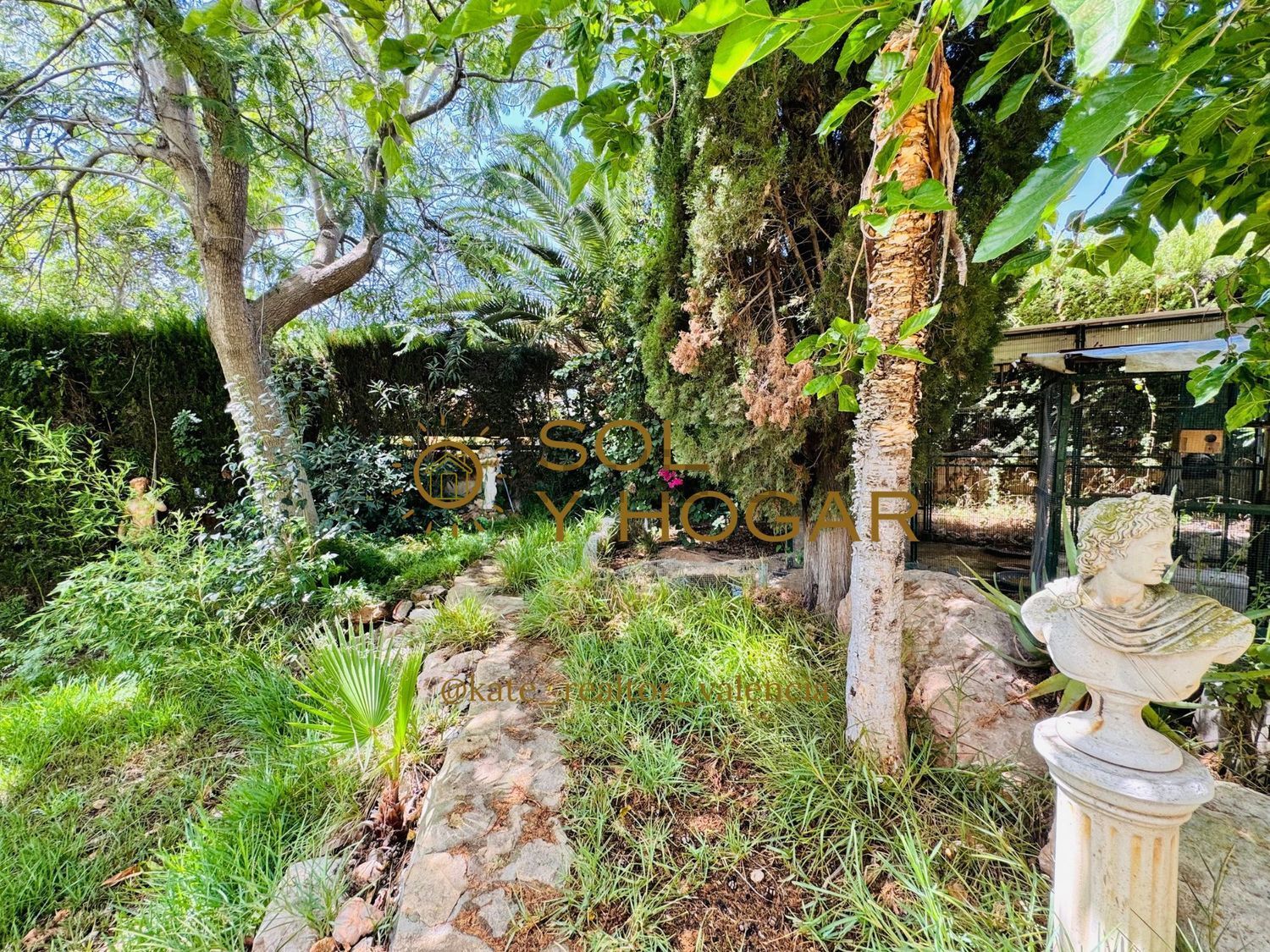 Jardín con árboles y zona verde