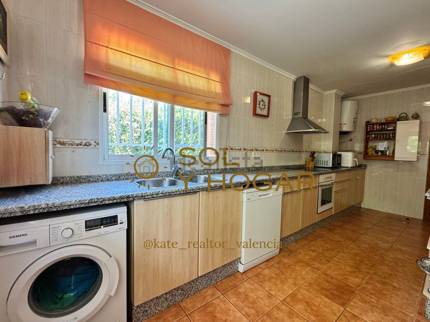 Cocina amplia con office